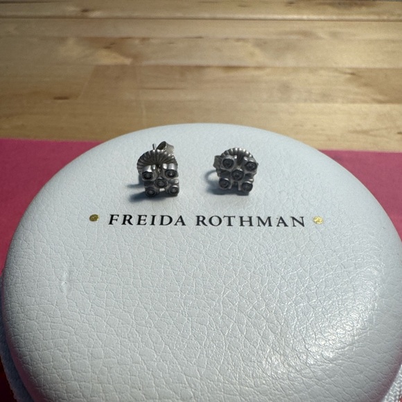 Freida Rothman: Necklace, Earrings, 2 Bracelets, Cleaning Cloth & Travel Case - Picture 6 of 9